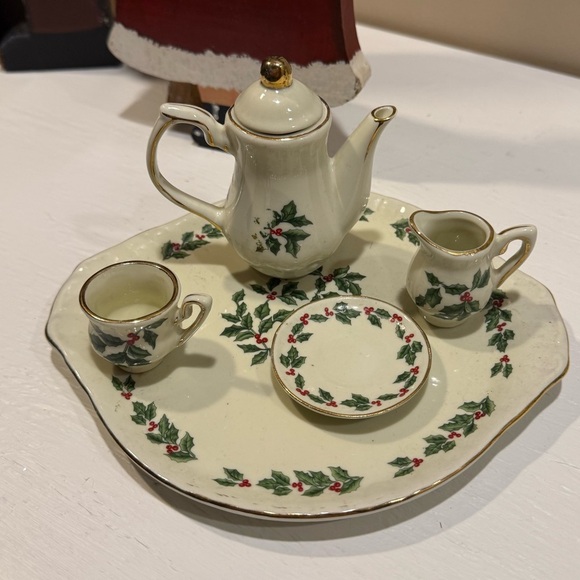 Rare Vintage Miniature Holly Berries Gold Trim Tea Set - Picture 6 of 8
